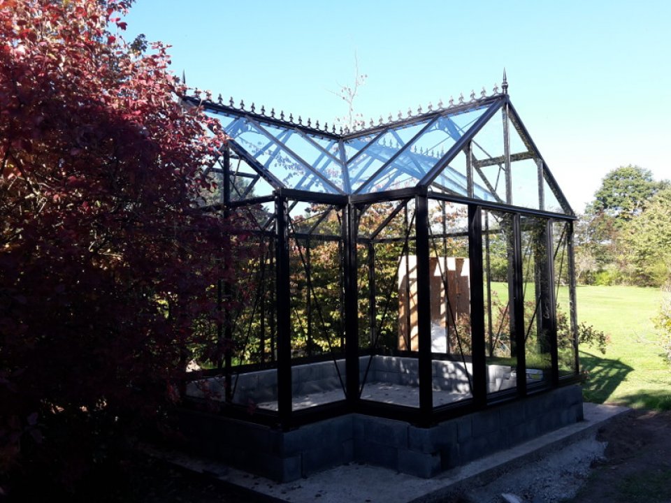 Montage d'une serre victorienne en forme de T à Montmarault (03) vue 4