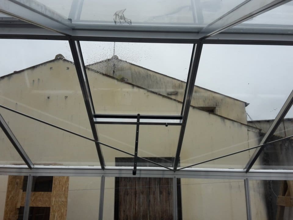 Montage d'une serre de culture double pente à Saint Vivien (17) vue 3