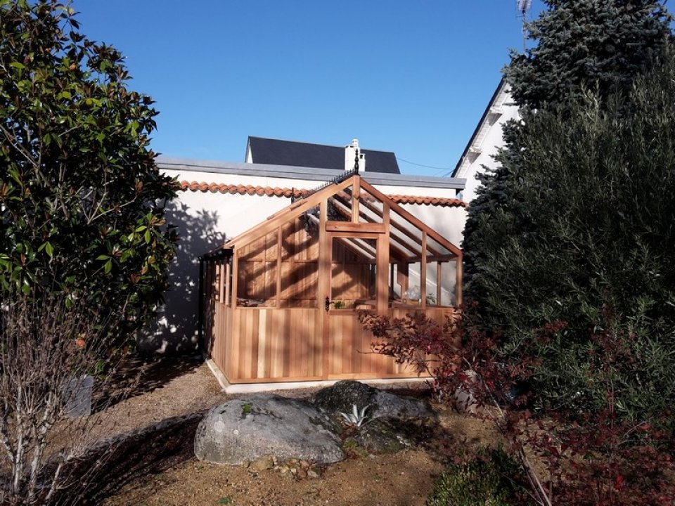 Pose d'une serre en bois à Thouars (79) vue 1