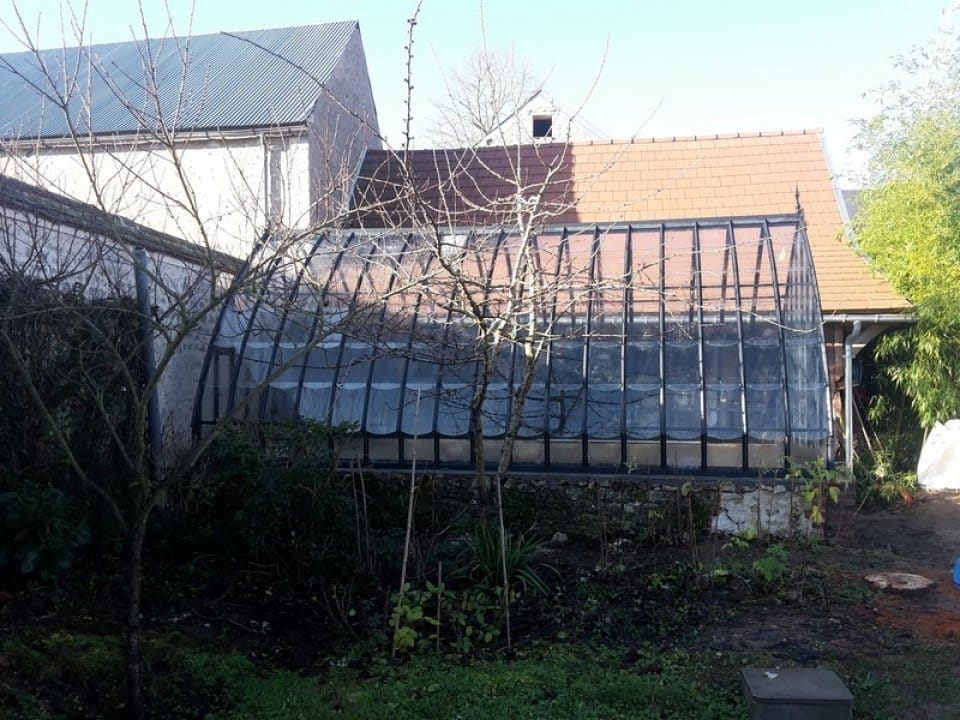 Pose d'une serre à l'ancienne sur muret à Tillay le Peneux (28) vue 1