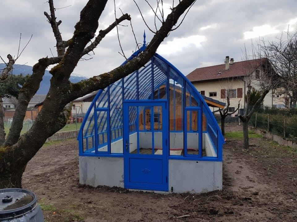 Implantation d'une serre à l'ancienne sur muret à Marignier (74) vue 2