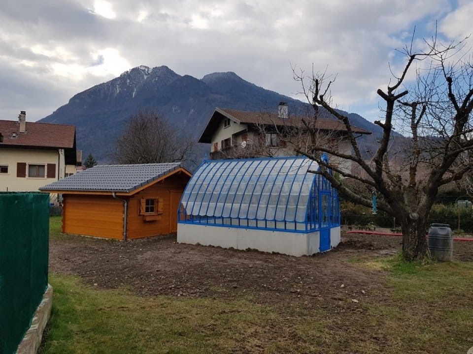 Implantation d'une serre à l'ancienne sur muret à Marignier (74) vue 1