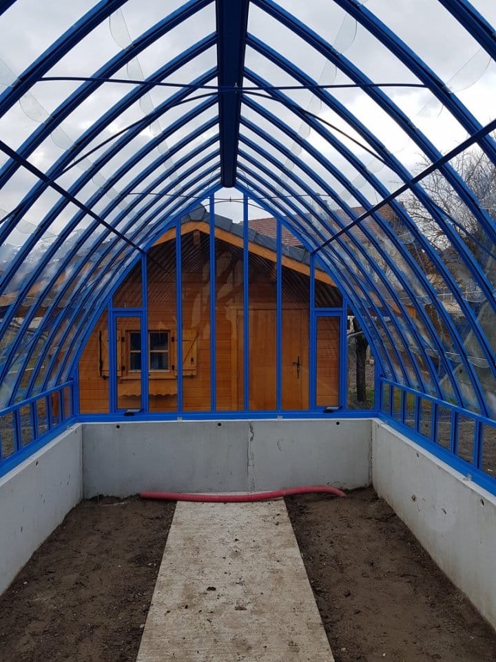 Implantation d'une serre à l'ancienne sur muret à Marignier (74) vue 4