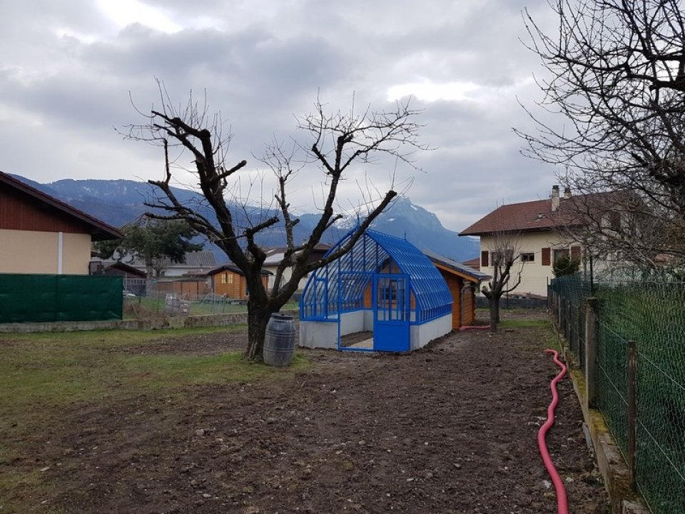 Implantation d'une serre à l'ancienne sur muret à Marignier (74) vue 3