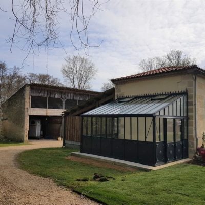 Pose d’une serre anglaise adossée avec soubassement – Castelnau de Medoc (33 – Gironde)