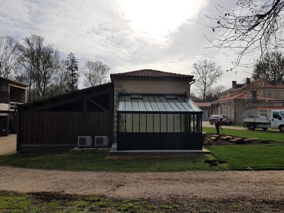 Pose d'une serre anglaise adossée avec soubassement à Castelnau de Medoc (33 - Gironde) vue 3