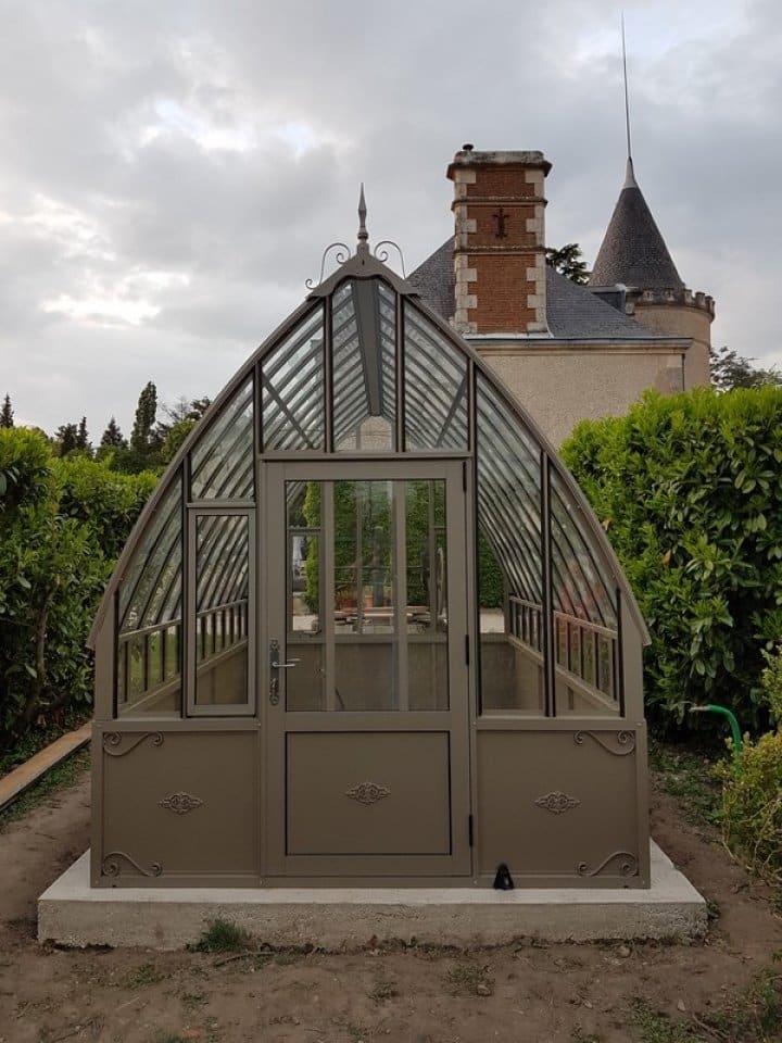 Pose d'une serre à l'ancienne avec soubassement à Queaux (86) vue 2