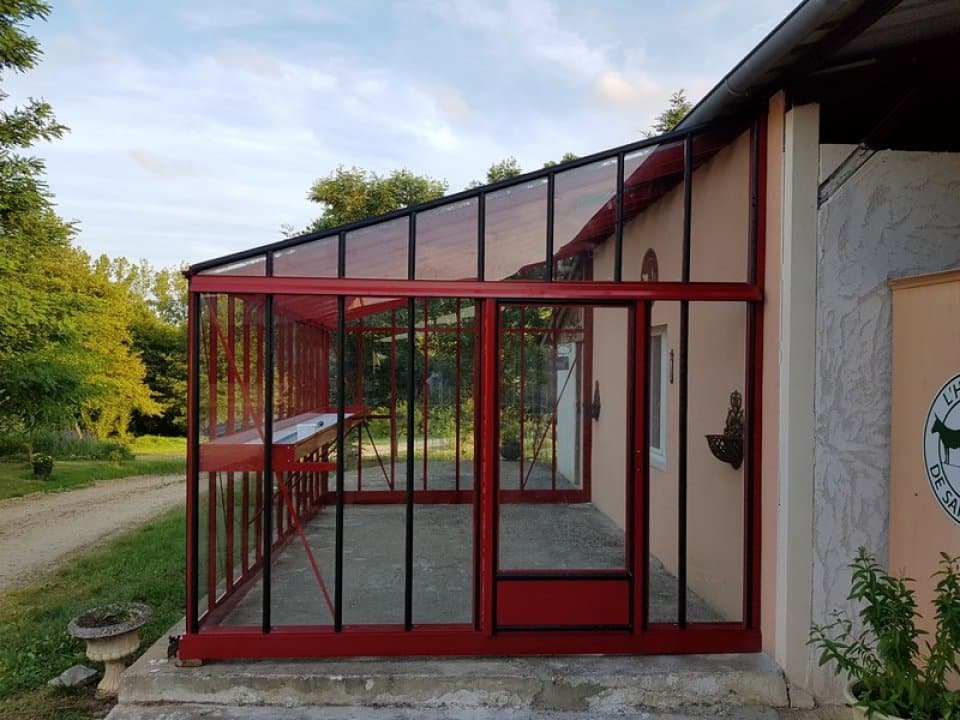 Pose d'une serre adossée/monopente à Trévol (03) vue 1