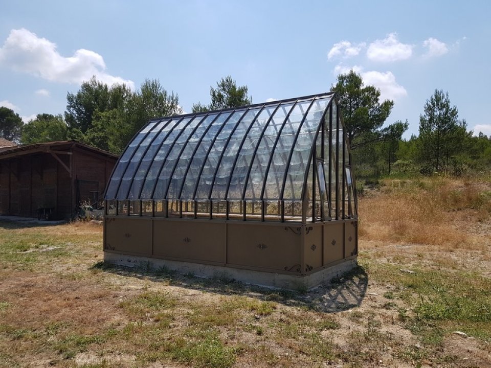 Pose d'une serre à l'ancienne avec soubassement à Rognes (13) vue 4