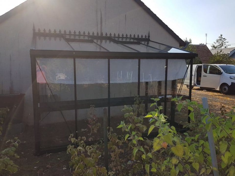 Pose d'une serre adossée monopente à Ouzouer le Marché (41) vue 1