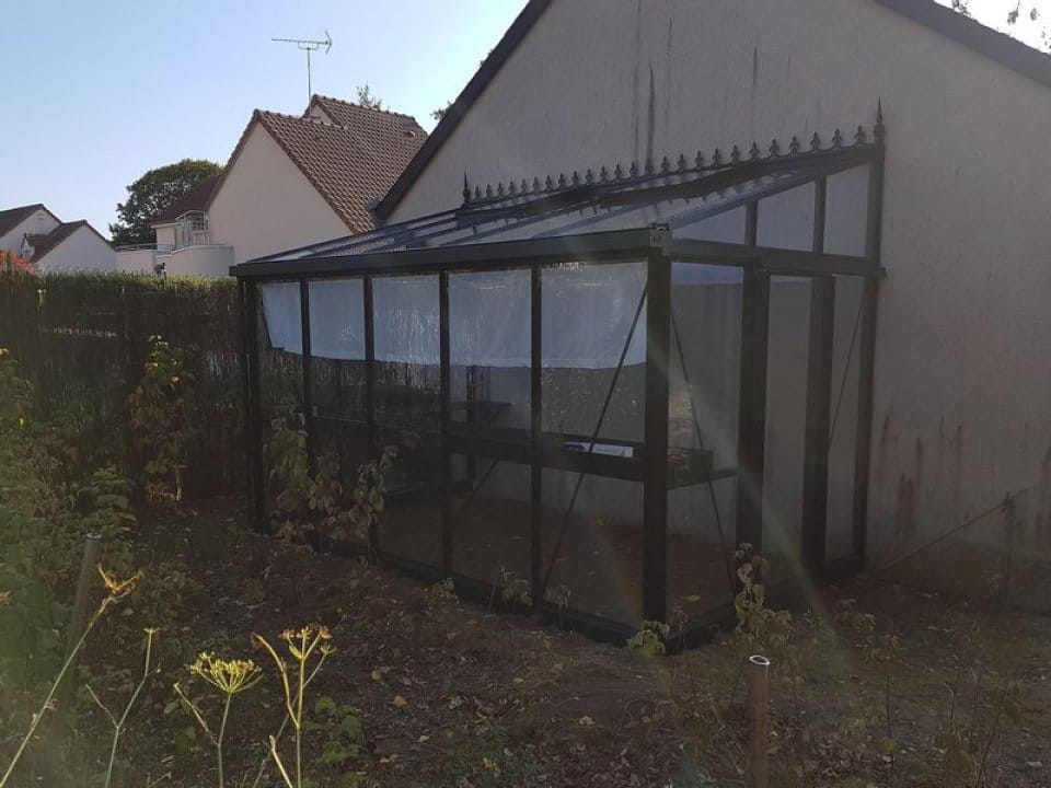 Pose d'une serre adossée monopente à Ouzouer le Marché (41) vue 3