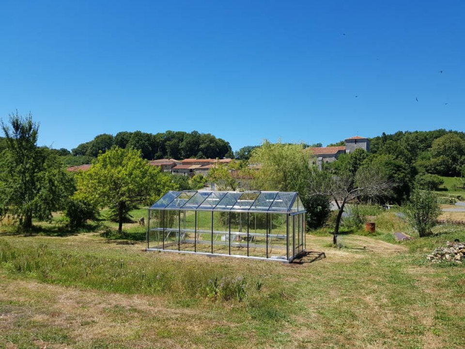 Pose d'une serre de culture - Parzac (16 - Charente) vue 2