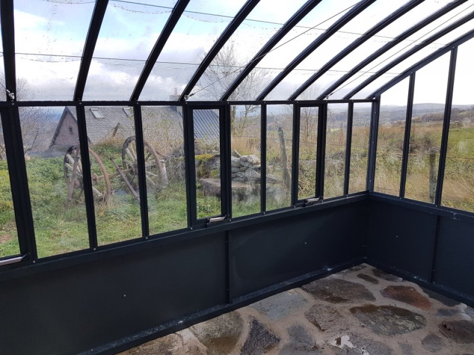 Montage d’une serre à l’ancienne adossée – Anzat Le Luguet (63 – Puy-de-Dôme) vue 2