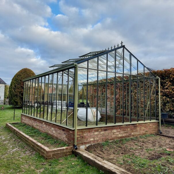 Verrière anglaise double pente sur muret - Structure aluminium - Euro Gothic Victorian (Vue 12)