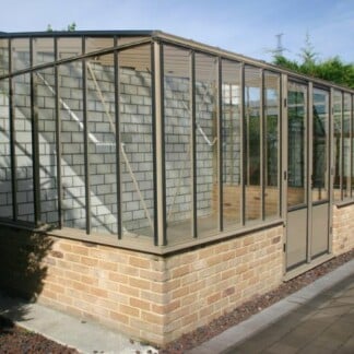 Vente-Unique - Serre de Jardin adossée en polycarbonate de 3,7 m² avec  embase - Vert - CALICE II - Serres en verre - Rue du Commerce