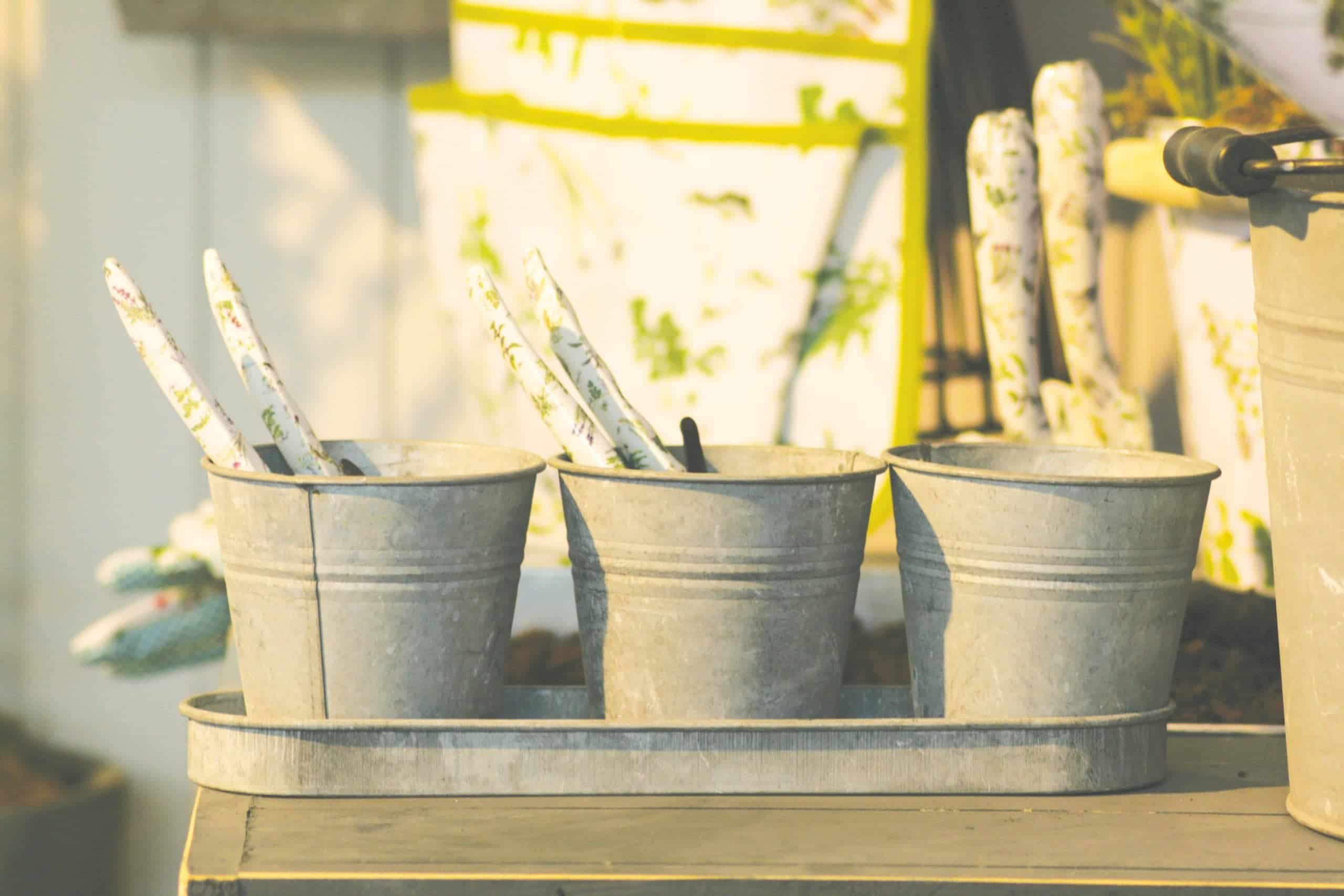 3 pots de fleurs avec soucoupe en zinc patiné