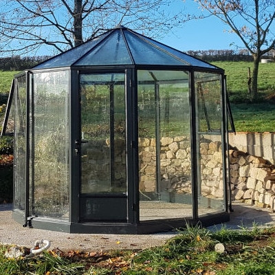 Installation d’une serre d’ornement/kiosque – La Comelle (71 – Saône-et-Loire)