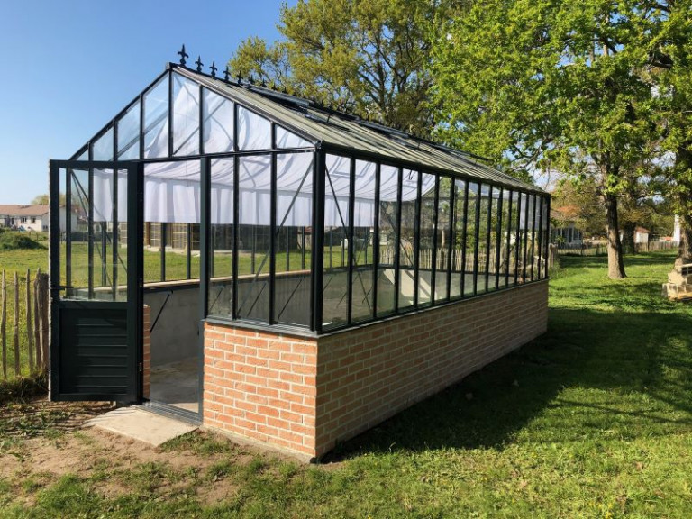 Verrière anglaise double pente sur muret - Structure aluminium - Euro Gothic Victorian (Vue 0)