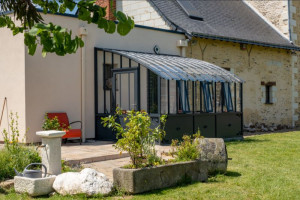 Implantation d’une serre style fer forgé avec soubassement – St Sylvain d’Anjou (49 – Maine et Loire) Vue 1