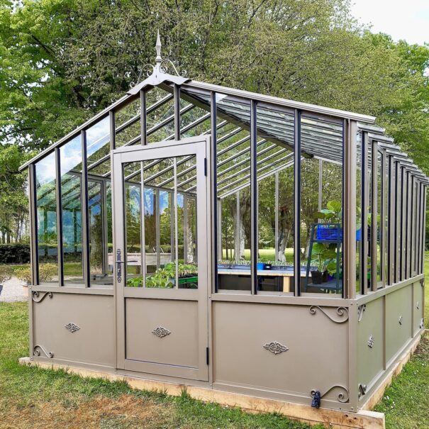 Serre en verre d'antan soubassement double pente - Structure aluminium - Joséphine Soubassement (Vue 1)