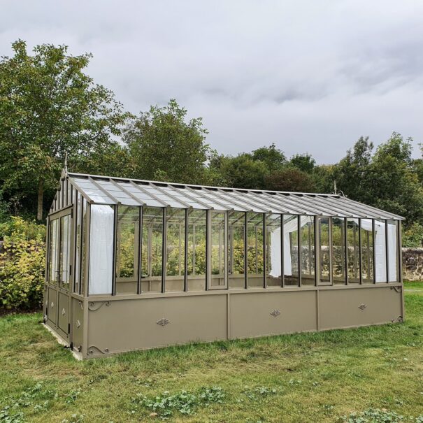 Serre en verre d'antan soubassement double pente - Structure aluminium - Joséphine Soubassement (Vue 19)