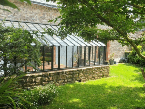 Serre de jardin à l'ancienne adossée sur muret - Structure aluminium - Hortense sur Muret (Vue 0)