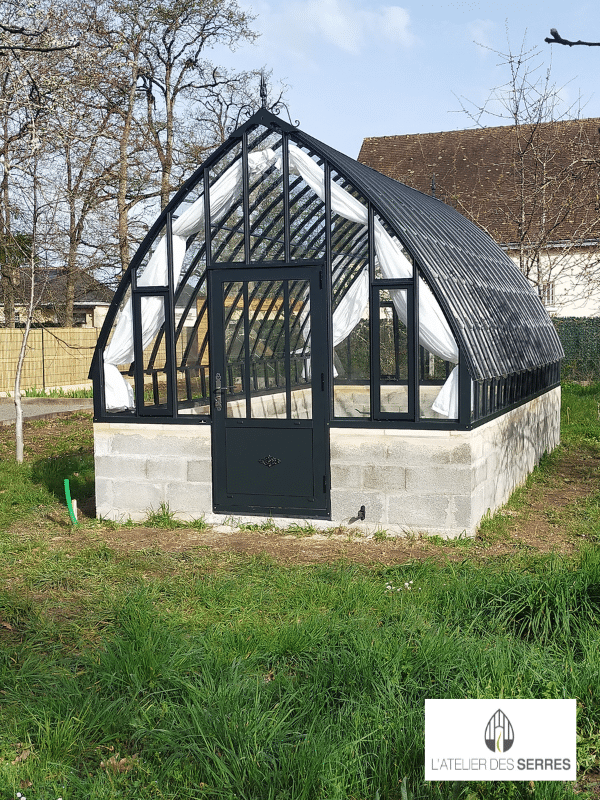 Montage d'une serre à l'ancienne sur muret - St Avertin (37 - Indre et Loire)