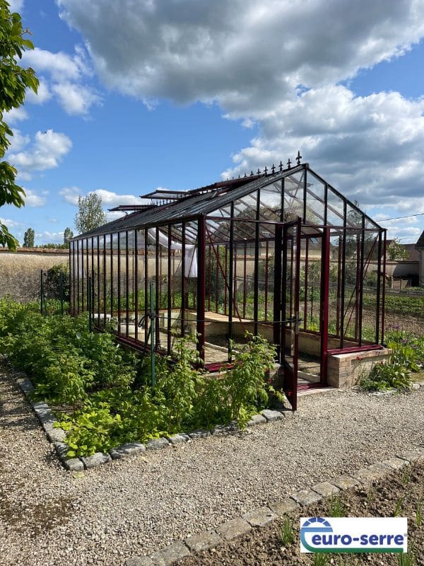 Conception et realisation d'une serre de jardin Décorative avec toiture double pente sur muret - Pierres (28 - Eure-et-Loir) - Vue 3