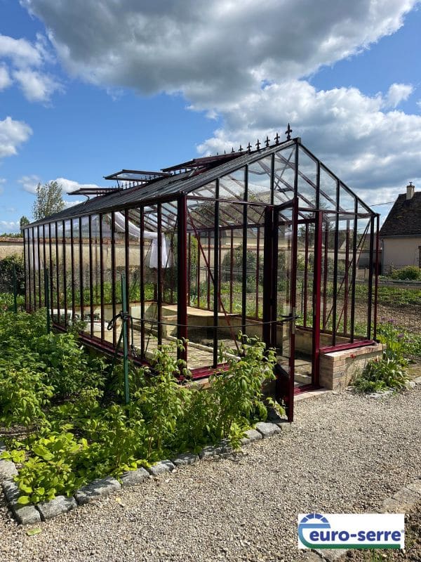 Conception et realisation d'une serre de jardin Anglaise avec toiture double pente sur muret - Pierres (28 - Eure-et-Loir) - Vue 2