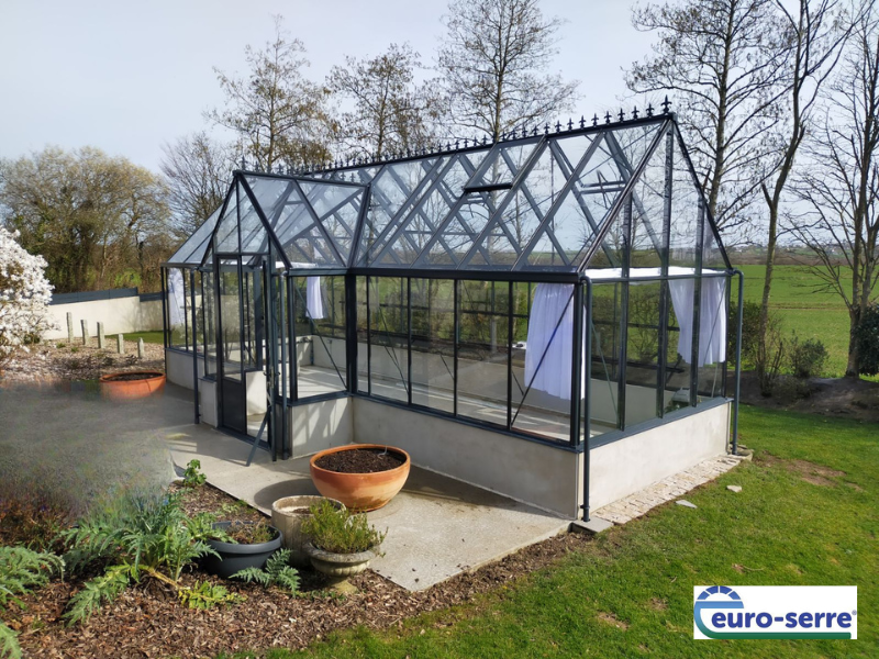 Conception d'une serre Euro Victorian sur muret - Pavillon de culture au style victorian sur muret - Structure aluminium - Kernoues (29 - FINISTERE) - Vue 4