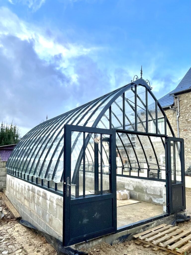 Serre à l'ancienne Eugénie sur Muret en verre installée à Chassillé (72) - Vue 1
