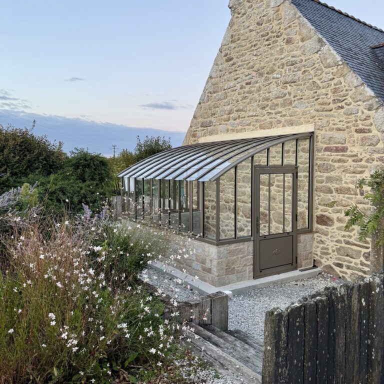 Serre à l'ancienne monopente sur muret - Verre / Aluminium - Éléonore sur Muret - 2.40 x 3.90 - Gris Sablé 2500 (Vue 0)